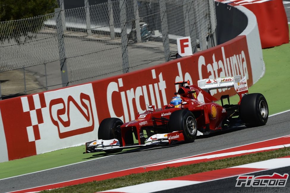 Fernando Alonso rueda en los libres de Montmeló