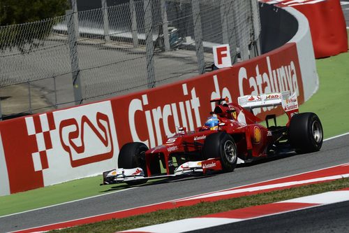 Fernando Alonso rueda en los libres de Montmeló