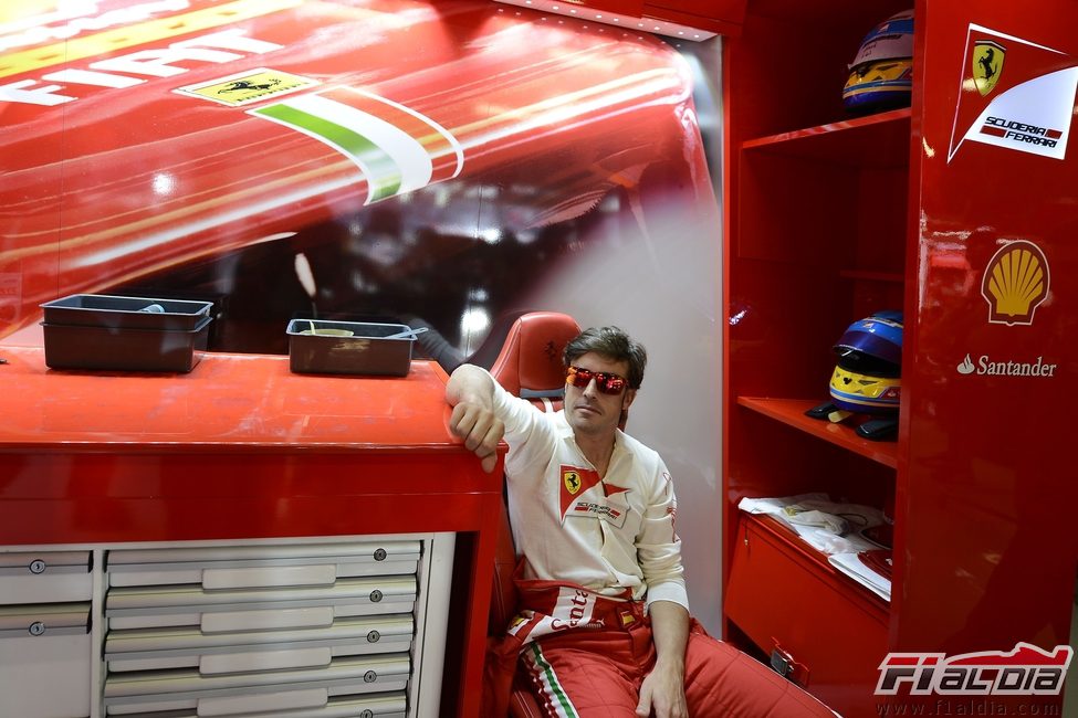 Fernando Alonso espera en su box para salir a pista