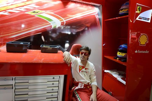 Fernando Alonso espera en su box para salir a pista