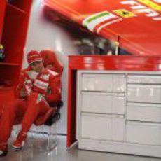 Felipe Massa en el box de Ferrari durante los libres de Montmeló