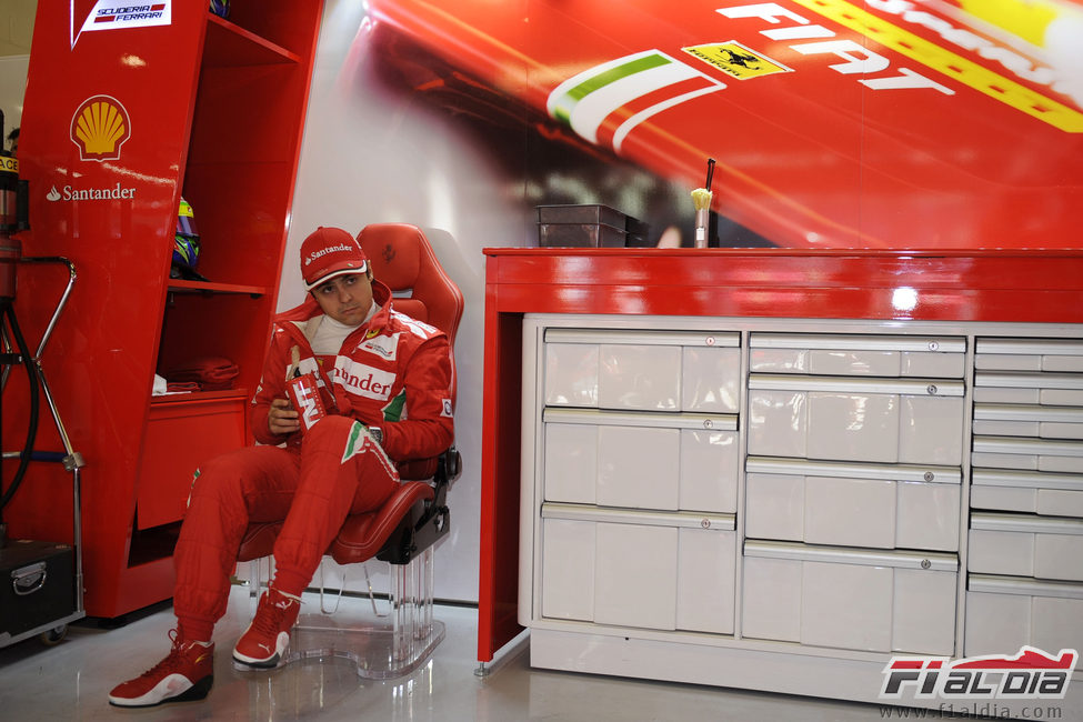 Felipe Massa en el box de Ferrari durante los libres de Montmeló