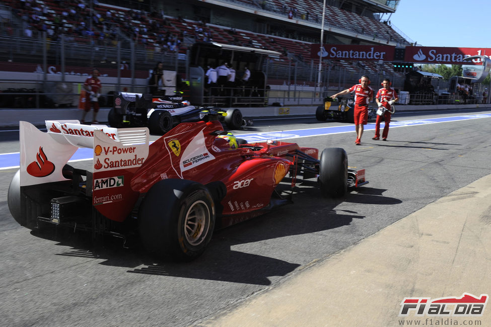 Felipe Massa regresa al box tras rodar un 'stint'