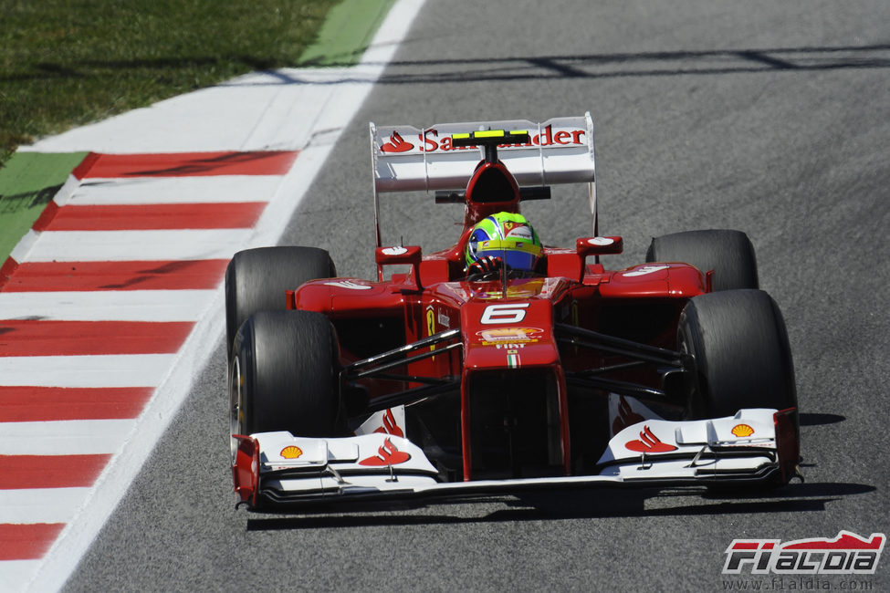 Felipe Massa rueda sobre el asfalto de Montmeló