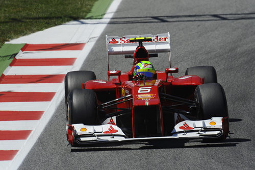 Felipe Massa rueda sobre el asfalto de Montmeló