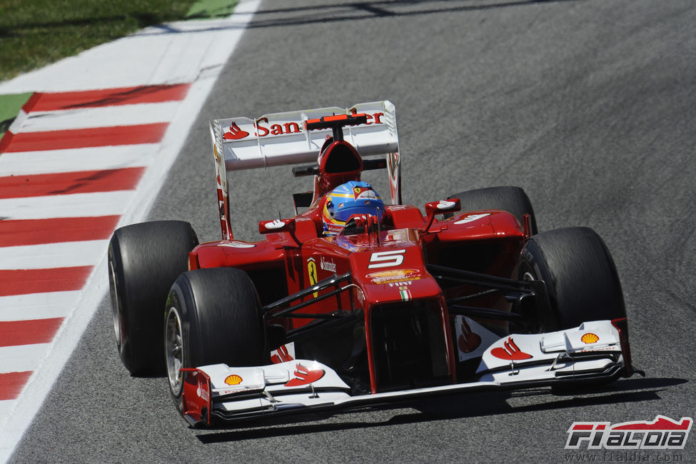 Fernando Alonso en un 'stint' durante los primeros libres de Montmeló