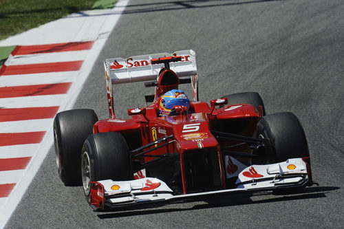 Fernando Alonso en un 'stint' durante los primeros libres de Montmeló