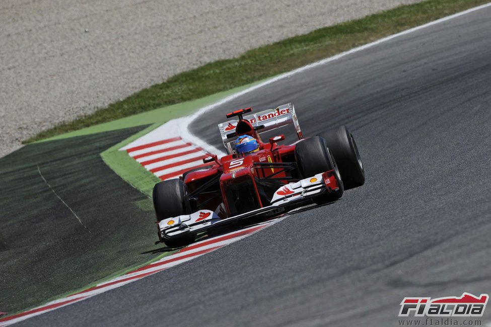 Fernando Alonso con el F2012 en los libres del Gran Premio de España