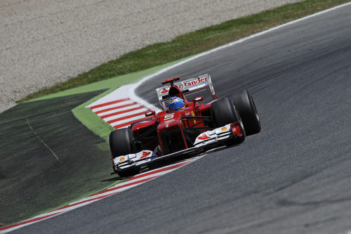 Fernando Alonso con el F2012 en los libres del Gran Premio de España