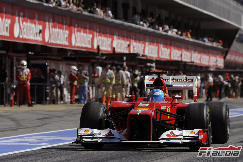 Fernando Alonso rueda por el 'pit lane' de Montmeló
