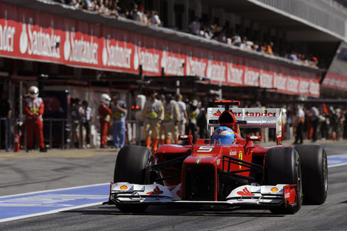 Fernando Alonso rueda por el 'pit lane' de Montmeló