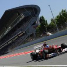 Fernando Alonso sale a pista en los entrenamientos libres de Montmeló