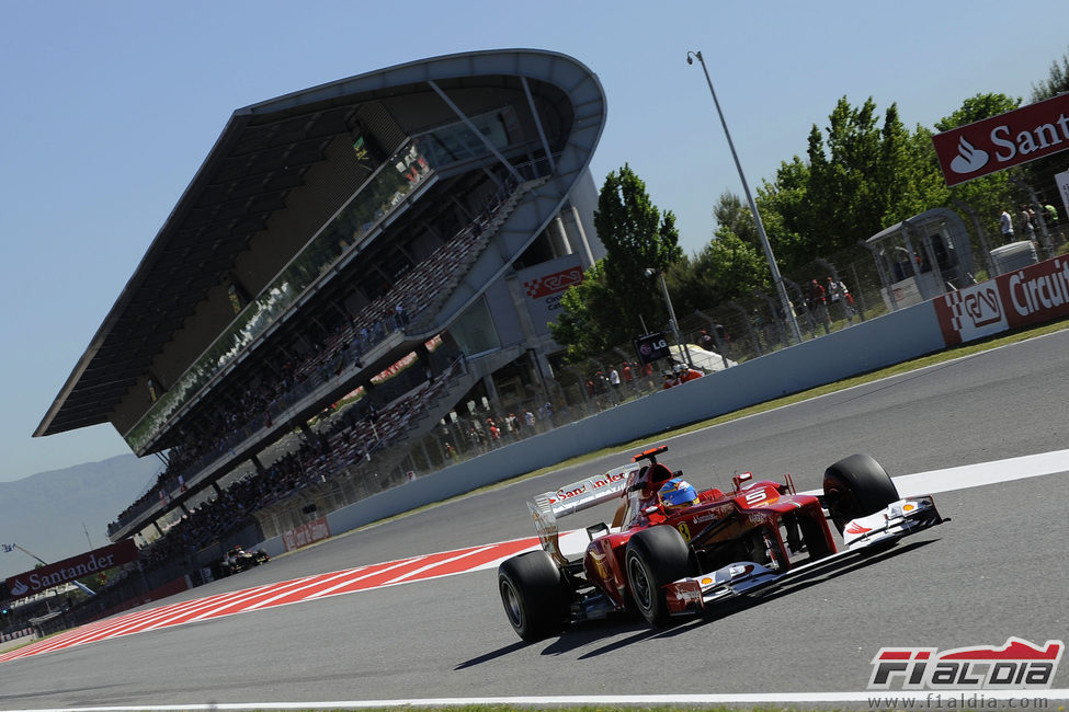 Fernando Alonso sale a pista en los entrenamientos libres de Montmeló