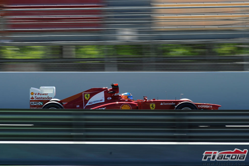 El F2012 entra al 'pit lane' de Montmeló