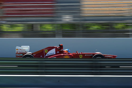 El F2012 entra al 'pit lane' de Montmeló