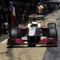 Pedro de la Rosa realiza un 'pit stop' en Montmeló