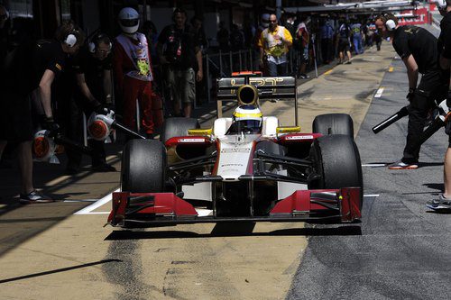 Pedro de la Rosa realiza un 'pit stop' en Montmeló