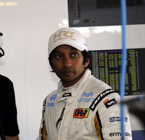 Narain Karthikeyan espera para subirse al coche en Montmeló