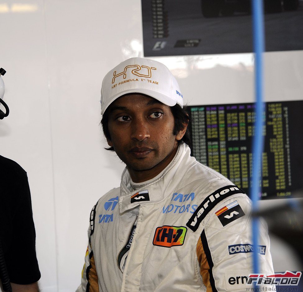 Narain Karthikeyan espera para subirse al coche en Montmeló