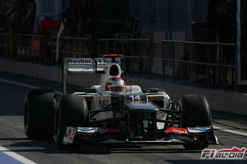 Kamui Kobayashi abandona el 'pit lane' en Montmeló