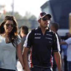 Pastor Maldonado y su novia antes de comenzar los libres del GP de España 2012