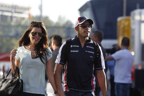 Pastor Maldonado y su novia antes de comenzar los libres del GP de España 2012