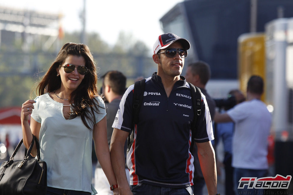 Pastor Maldonado y su novia antes de comenzar los libres del GP de España 2012