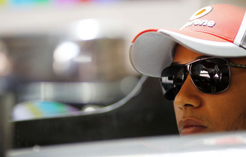 Lewis Hamilton sentando en su monoplaza