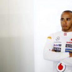 Lewis Hamilton apoyado en una pared