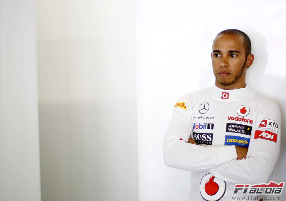 Lewis Hamilton apoyado en una pared