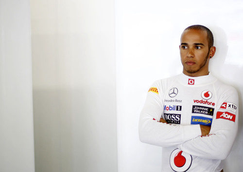 Lewis Hamilton apoyado en una pared