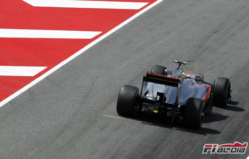 Vista trasera del McLaren de Lewis Hamilton