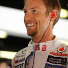 Jenson Button sonríen en el box de McLaren