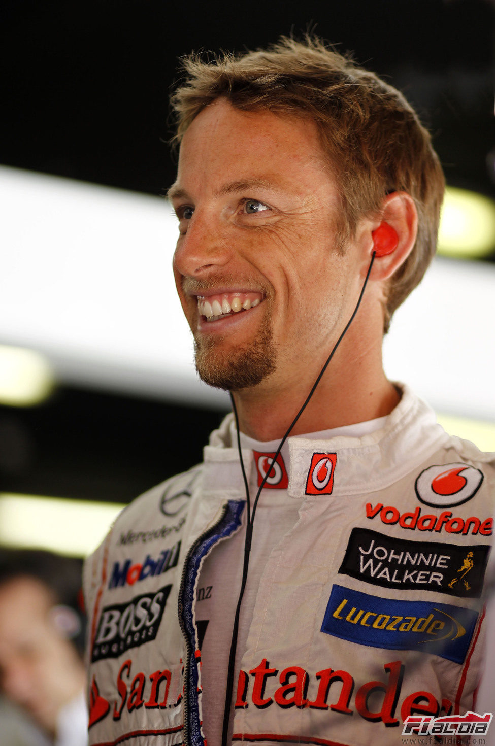 Jenson Button sonríen en el box de McLaren