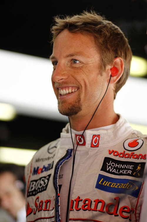 Jenson Button sonríen en el box de McLaren