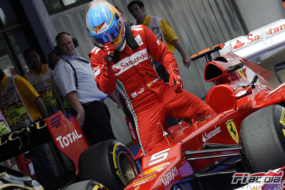 Fernando Alonso se baja del coche tras clasificar en tercera posición