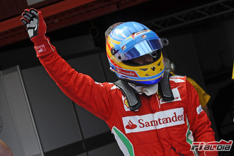 Fernando Alonso saluda a sus aficionados tras la clasificación