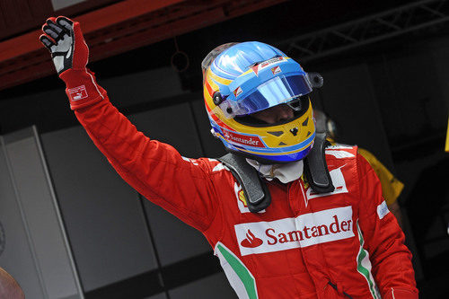 Fernando Alonso saluda a sus aficionados tras la clasificación