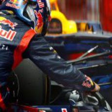 Sebastian Vettel enfría los frenos de su RB8 tras la clasificación