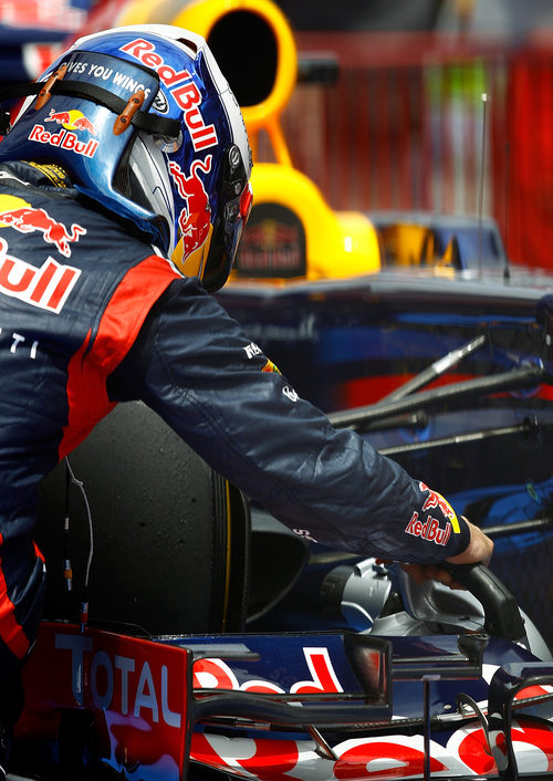 Sebastian Vettel enfría los frenos de su RB8 tras la clasificación