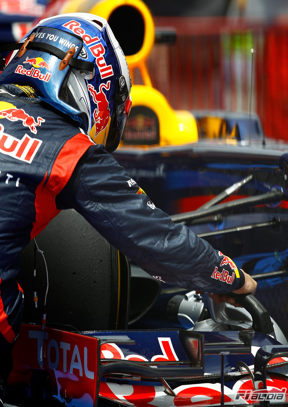 Sebastian Vettel enfría los frenos de su RB8 tras la clasificación