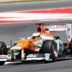 Paul di Resta sale de una curva en Montmeló