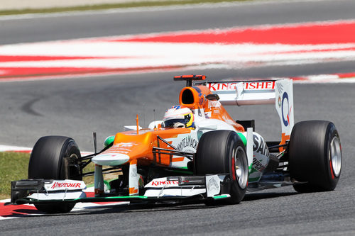 Paul di Resta sale de una curva en Montmeló