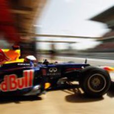 Sebastian vettel abandona el 'box' de Red Bull