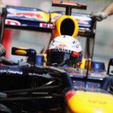 Sebastian Vettel regresa al garaje de Red Bull