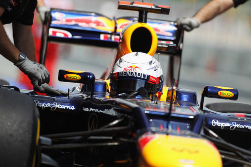 Sebastian Vettel regresa al garaje de Red Bull