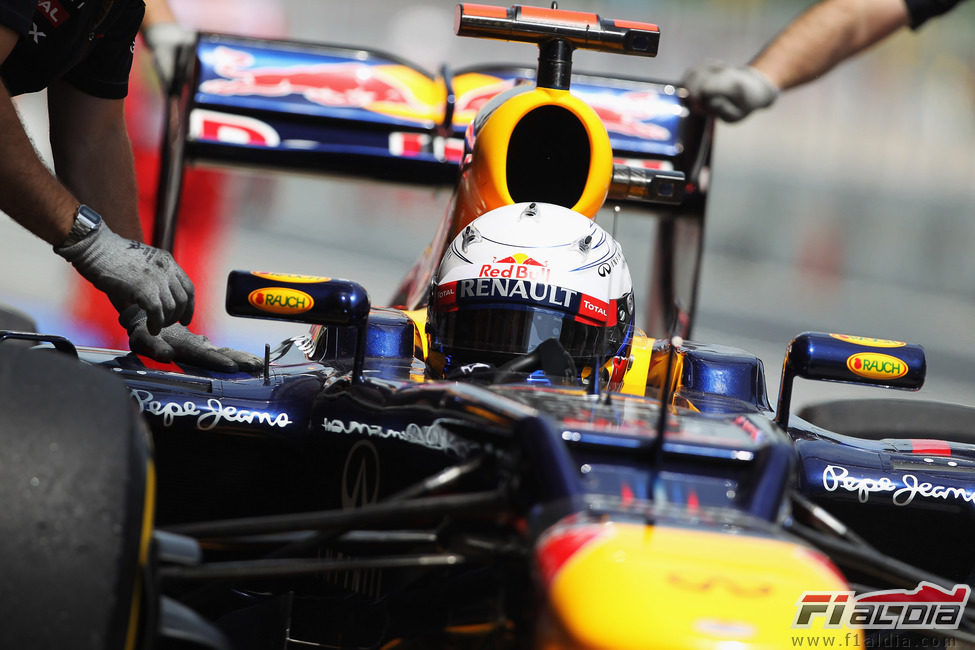 Sebastian Vettel regresa al garaje de Red Bull