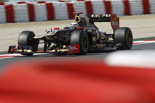Kimi Räikkönen rueda con su E20 en Montmeló