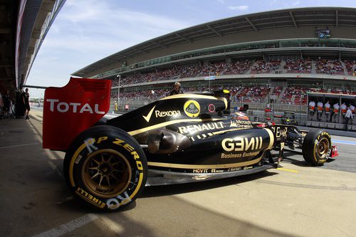 Romain Grosjean abandona el garaje para salir a la pista