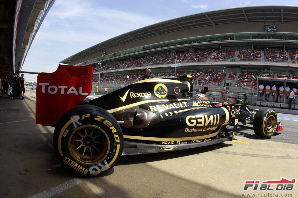 Romain Grosjean abandona el garaje para salir a la pista